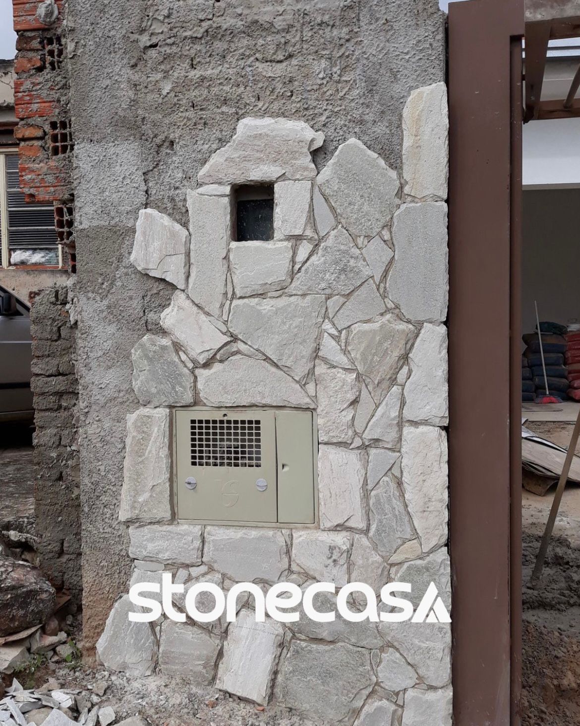 Pedra Moledo Pérola Natural | Stone Casa Alto Padrão Pedra Moledo Pérola natural com face de assentamento serrada da Stone Casa